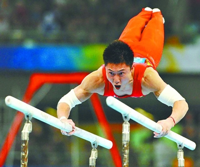 双杠:2008奥运,李小鹏做出高难度动作.