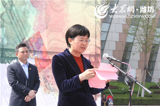 潍坊高新区管委会副主任赵文君宣布艺术节开幕