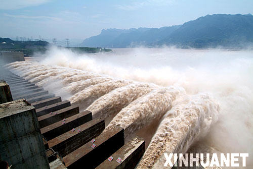 7月31日,洪水通过三峡大坝下泄.