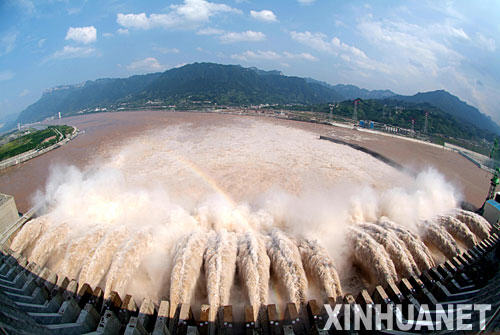 当日,长江入汛以来的最大一次洪峰顺利通过三峡工程向中下游推进,中下