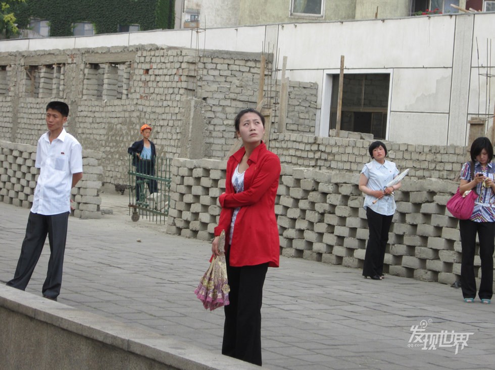 平壤地铁站外拍到的朝鲜女青年.朝鲜人穿着一般比较素淡.