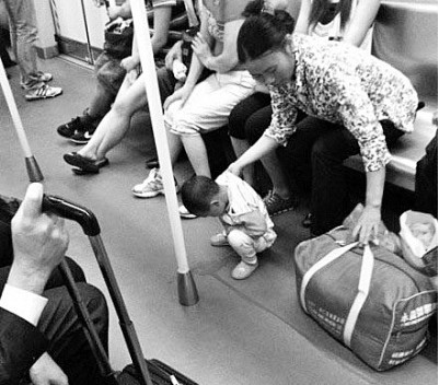 小男孩在广州地铁大便网友称之为"中国式拉屎"(图)