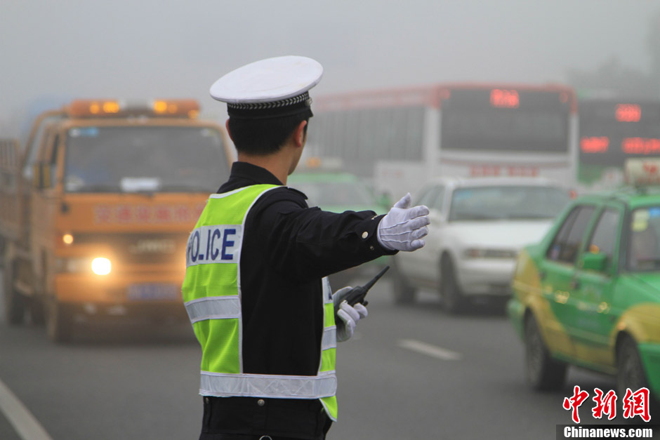 南昌浓雾笼城现拥堵 交警雾中指挥交通