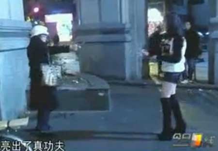 美腿女侠踢刀救人散发无穷魅力图