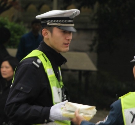 杭州最帅交警徐浩果然惊艳 生活中的花样美男照曝光