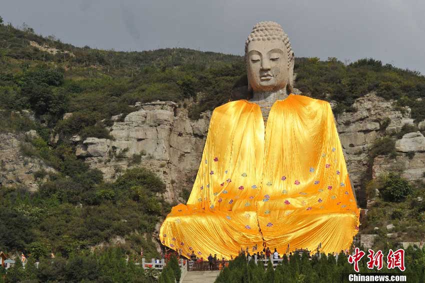 高清:中国第一摩崖石刻蒙山大佛披上巨型僧袍