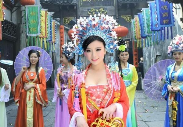 湖南豪乳女财神邵新涯走红新一代宅男女神爆乳照美艳图