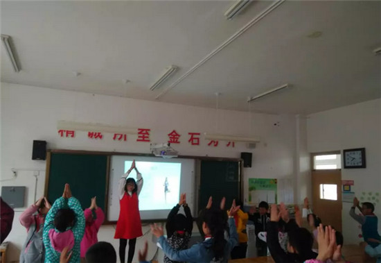 亚新体育高新区志远小学家长走进课堂开展“趣味瑜伽”课(图2)