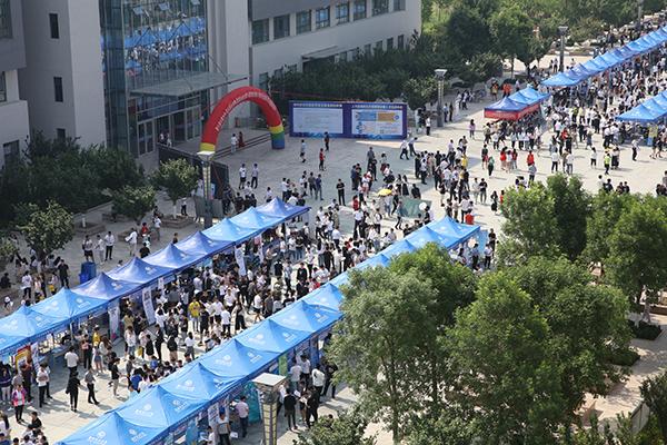 高校毕业生潍坊站暨潍坊职业学院顶岗实习校园双选会在滨海校区举行