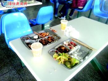 潍坊各高校餐厅菜:价格便宜 但学生们不爱