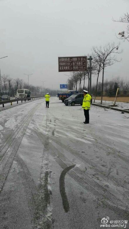 潍坊雨雪天气道路结冰 多处路段发生车辆相撞事故