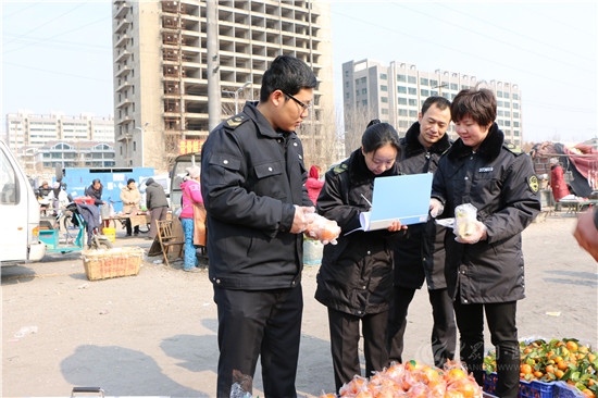 管理局执法人员开着食品安全快速检测车来到奎文区赵疃大集,孙家大集