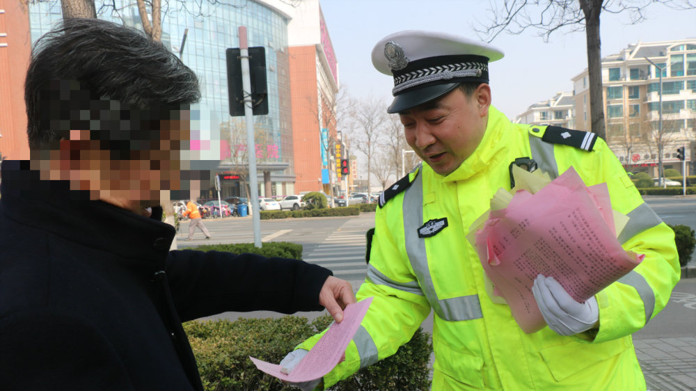 潍坊交警部门对非机动车交通违法行为进行整治