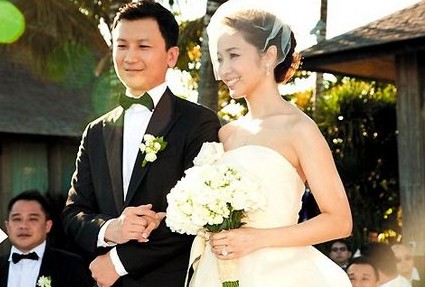 2011 年4月17日,台湾当红女主播侯佩岑在巴厘岛与黄伯俊举行婚礼