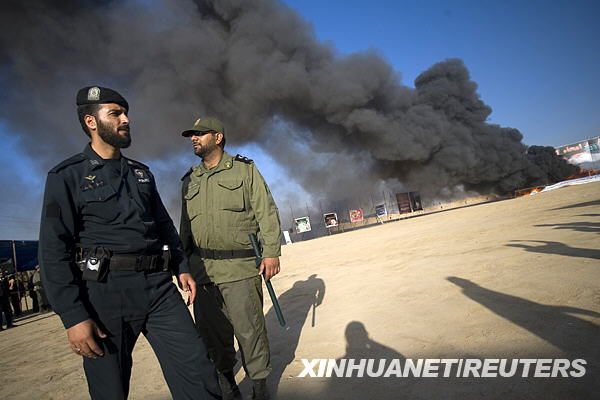 3月9日,伊朗警察在德黑兰郊区一个焚毒场警戒新华社/路透