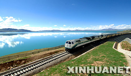 青藏铁路通车一周年回眸:造福西藏人民的世纪工程