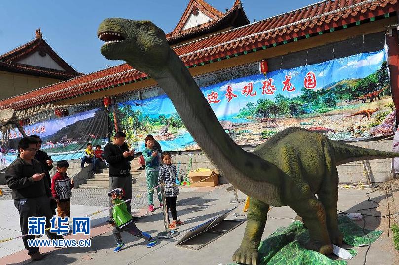 潍坊青州趣味横生仿真恐龙展 再现侏罗纪公园