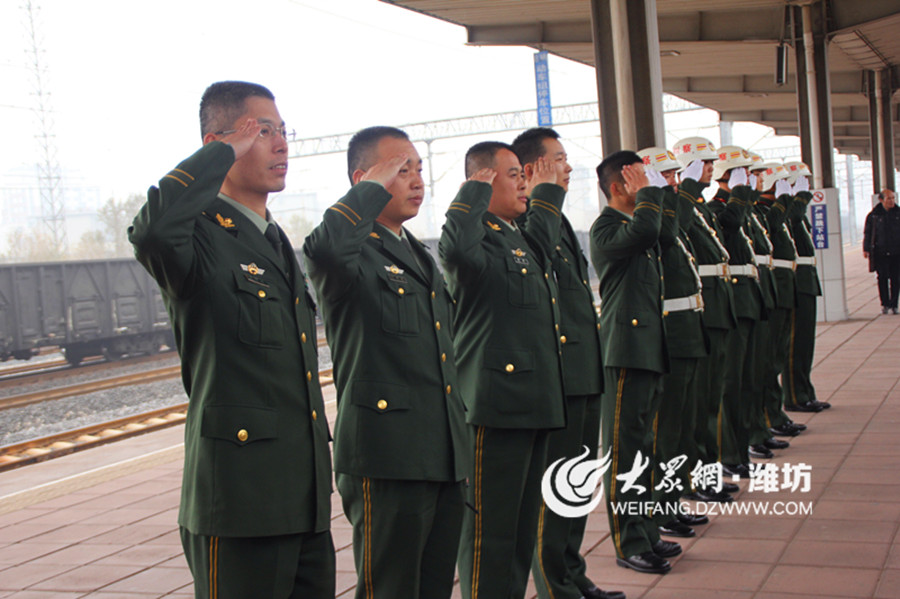 武警潍坊支队举行2015年度退伍老兵欢送仪式