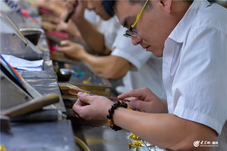 工匠师傅在精打细磨金首饰