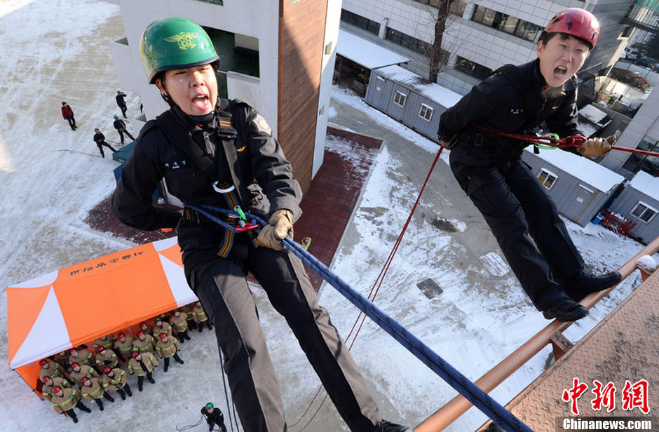 韩国首尔消防员极寒中参加营救训练