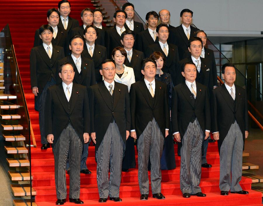 日本首相安倍晋三携新内阁集体亮相