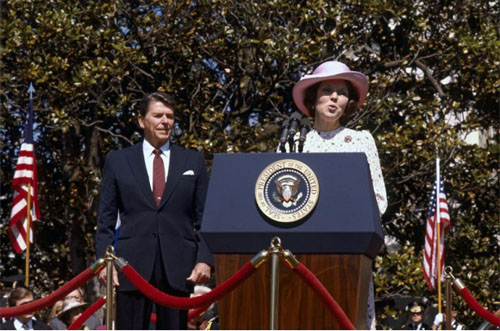 1982年贝娅特丽克丝在美国白宫花园发表讲话，身旁是时任美国总统里根。