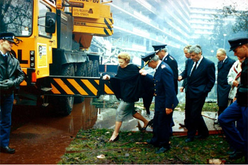 1992年10月4日一架以色列航空公司的波音飞机在阿姆斯特丹Bijlmermeer住区坠毁，导致43人死亡。贝娅特丽克丝在次日访问了坠机现场。