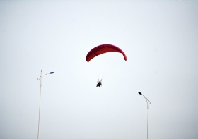 都市男避堵车开滑翔伞回家戴上头盔就变身(图)