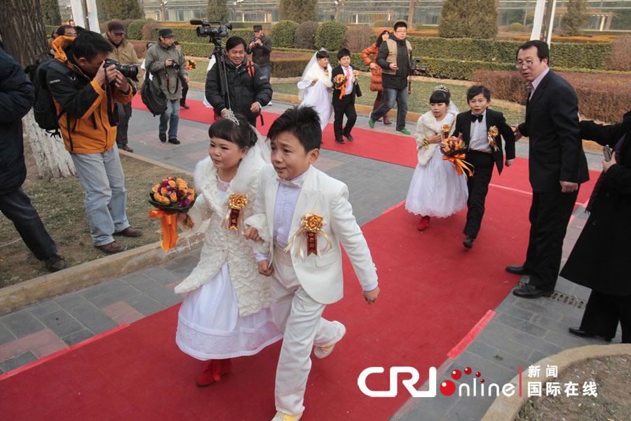 七对袖珍人齐聚北京办集体婚礼身高不到14米