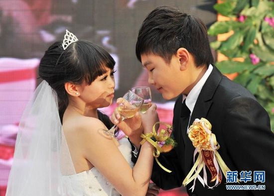 北京七对袖珍人举办集体婚礼幸福感人组图