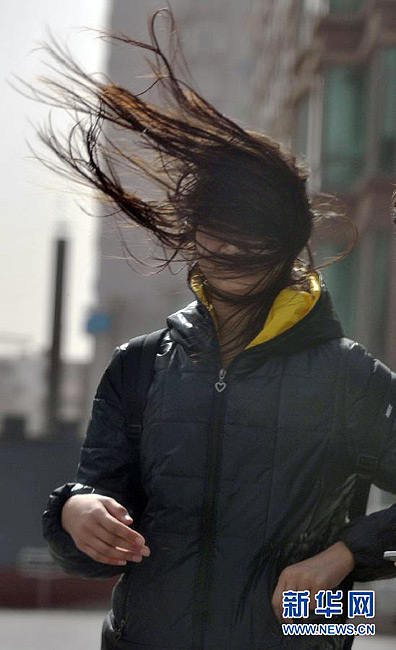 3月9日,一位女士的头发被大风吹起 当日,北京遭遇大风沙尘天气