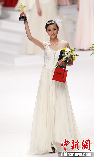 南广学院女生获中国超级模特大赛总冠军(组图)