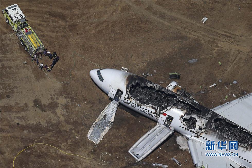 一架波音777飞机在美国旧金山坠毁(组图)