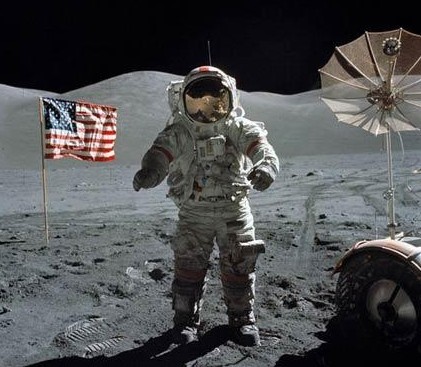 斯诺登指美登月造假 美所带月球岩石实为木化石(组图)美国称曾先后6次