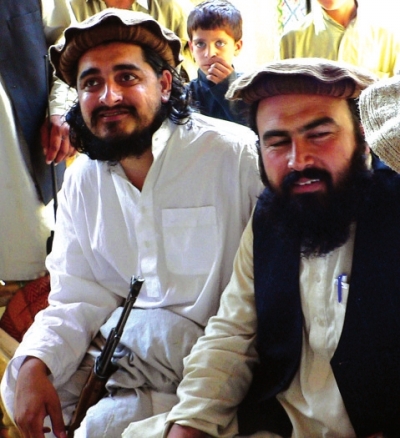 2009年10月在巴基斯坦南瓦济里斯坦拍摄的哈基穆拉·马哈苏德(左)的