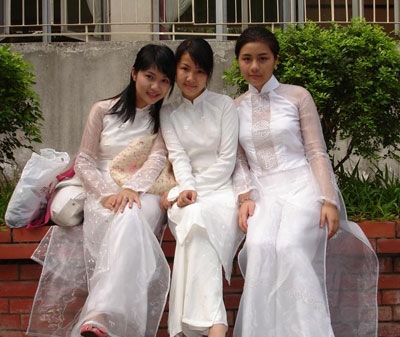 上万光棍网上团购越南新娘:不要房车