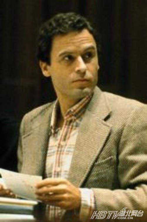 ŵɱӡTed Bundyÿ˶ӦϹһƷѧţòӢûԼѧĳɼҵнְλߡTed Bundy һģĵ׵ȴסһͷħϲǱУ԰ɱŮѧֻŮѧ棬ټɱϲԡHi! I am Ted!ҽܵ19741 31 յһڰ֮һֱûбɣֱ 1975 ΪΥͨв㿪ʼΡһɱҴ Carol Da Ronch ָ֤ͥа֮ԭҪϯһıɱָصȴȻߣ֮һֱԲֺͬòĴӱ׷1977 2 15 ƾһϵӡڵսһ