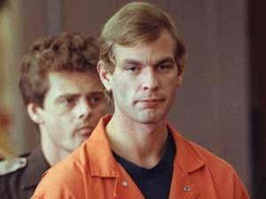 ͬʳJeffery Dahmer Jeffery Dahmer ǷʷѪ˷ָɱ֡һͨкӣʹڽҲرעȴħСͬߵǡĬĸʳ˲ʿ Hannibal the Cannibal ˰汾ȤܣȻɱǿ飬ճԵ Andrei Chikatilo һֻ͸ʬܻ͸߳żȻҲŷı¡ʳ棬ҲǳֻѡԵĲλѩȫŵڳƵش10УԹȺɱֵܣֲһԹѱߵͷǹ俪ˮձ˵һ⡣19917µϣ̽ Patrolmen Routh  Rolf Mueller Ѳʱһ Tracy Edwards߾һھҪʿĲԵһ¼αҴһˣҲ Jeffery Dahmer ļңڷִͷͲ֫ѩкõһͷձﲢҪ 1070 ꣬ҲӰе Hannibal һ߶ȼ¸롣УΪһе٣Ҫɱеһʹᡣ