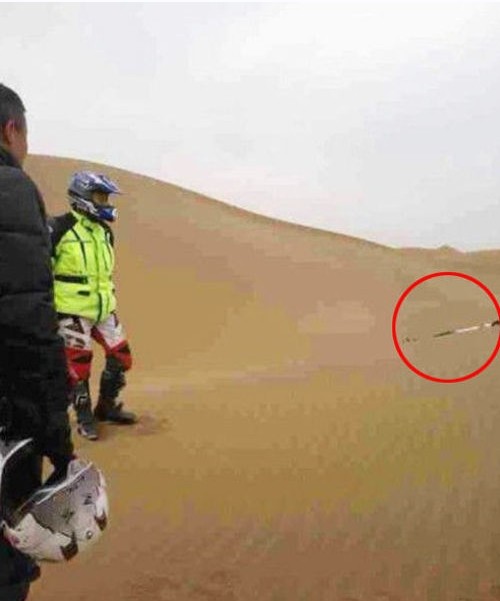 2月5日中午,摩托车骑行爱好者在新疆库木塔格沙漠发现一具女尸,辰步