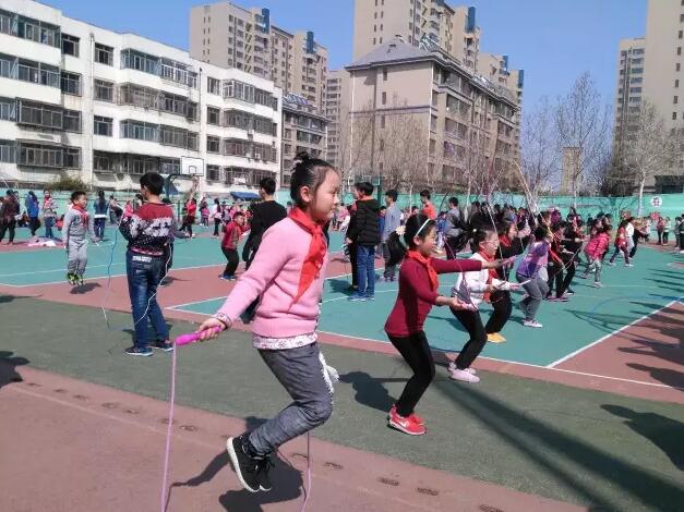 奎文区幸福街小学组织学生跳绳比赛