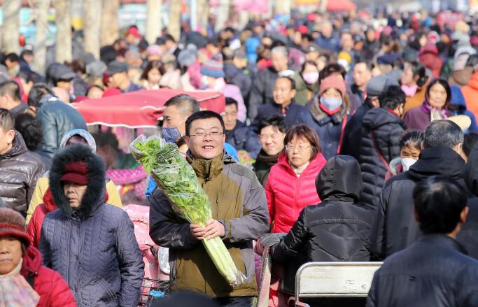 在赵疃大集,赶年集的市民摩肩接踵.